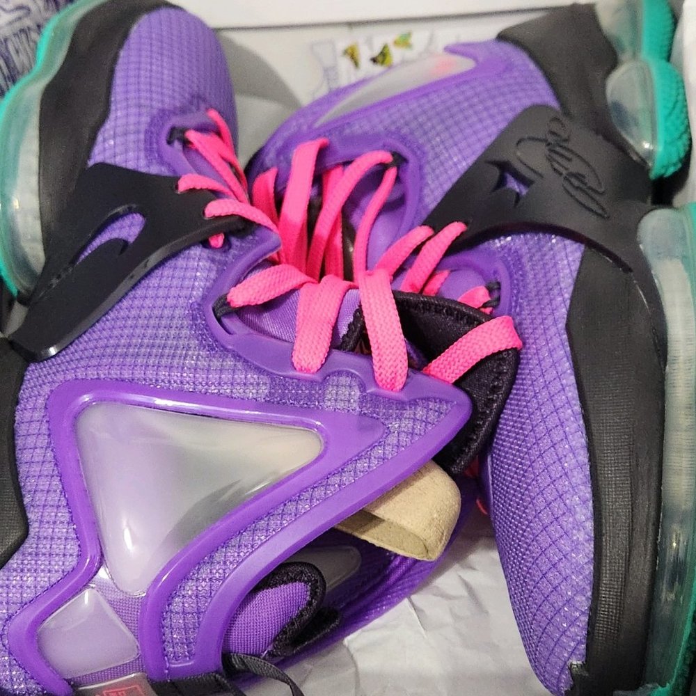 MENS LEBRON 19 SIZE 12 NIB